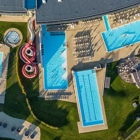 Spacious Boutique Family W Sunny Balcony & Mountain Views Τσελ αμ Ζέε