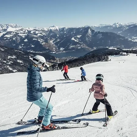 Spacious Boutique Family W Sunny Balcony & Mountain Views Lejlighed