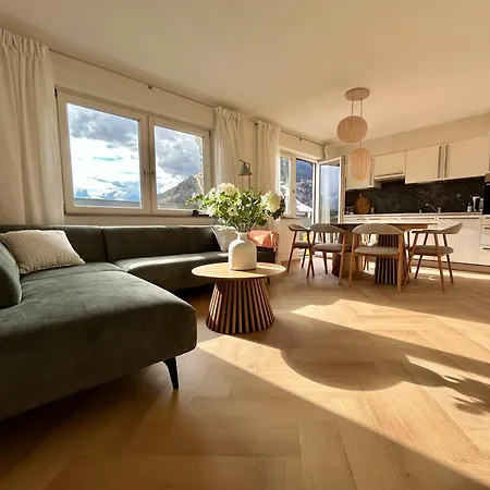 Spacious Boutique Family W Sunny Balcony & Mountain Views Διαμέρισμα *