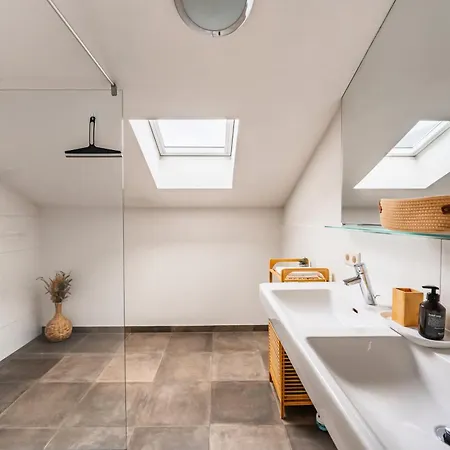 Spacious Boutique Family W Sunny Balcony & Mountain Views *