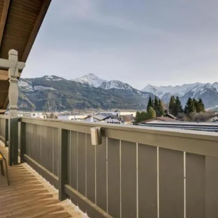 Spacious Boutique Family W Sunny Balcony & Mountain Views *