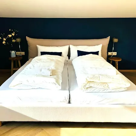 Spacious Boutique Family W Sunny Balcony & Mountain Views Apartmán *