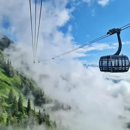 Spacious Boutique Family W Sunny Balcony & Mountain Views